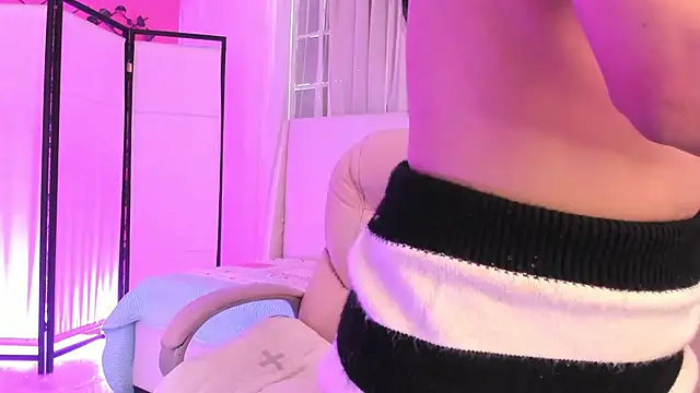 zoerouse  online show from 10/23/25, 08:18