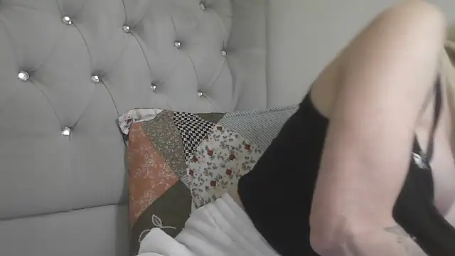 flirty babe x online show from 04/22/26, 07:20