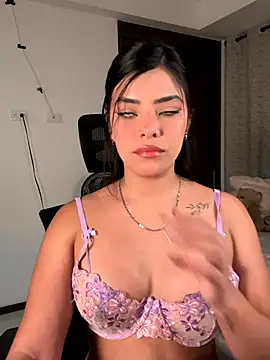 Snapshot of Sara-Evans chatting on 01/09/26, 01:45 Sara-Evans online show from 01/09/26, 01:45