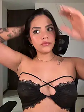 Snapshot of Sara-Evans chatting on 02/09/26, 12:41 Sara-Evans online show from 02/09/26, 12:41