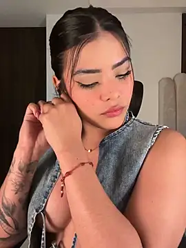 Snapshot of Sara-Evans chatting on 02/28/26, 02:11 Sara-Evans online show from 02/28/26, 02:11