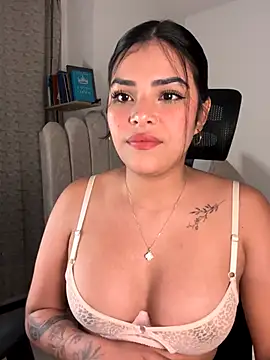 Snapshot of Sara-Evans chatting on 01/06/26, 12:58 Sara-Evans online show from 01/06/26, 12:58