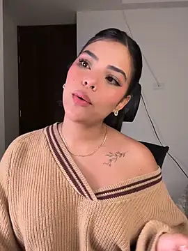 Snapshot of Sara-Evans chatting on 02/06/26, 01:45 Sara-Evans online show from 02/06/26, 01:45