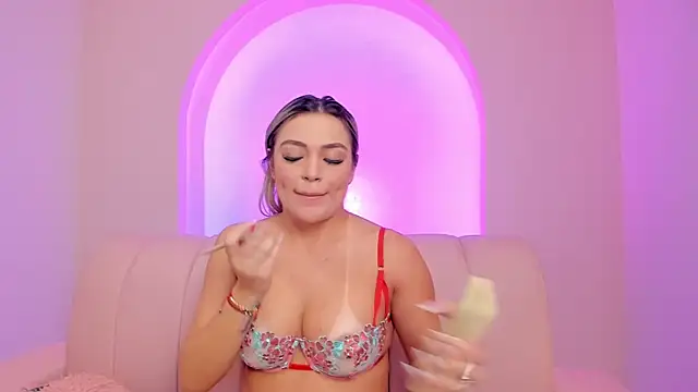 Snapshot of milaowens chatting on 05/15/26, 01:20 milaowens online show from 05/15/26, 01:20