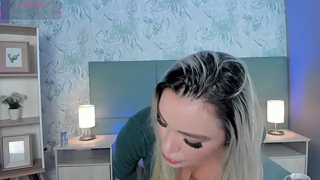 milaowens online show from 12/15/25, 12:11