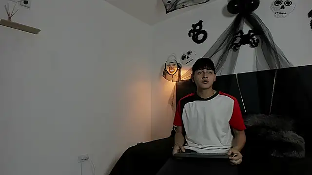 Snapshot of zeusapollofuck chatting on 10/15/25, 08:39 zeusapollofuck online show from 10/15/25, 08:39