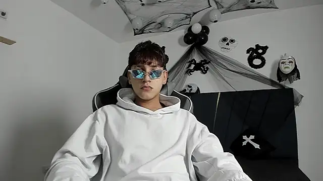 Snapshot of zeusapollofuck chatting on 10/16/25, 10:18 zeusapollofuck online show from 10/16/25, 10:18