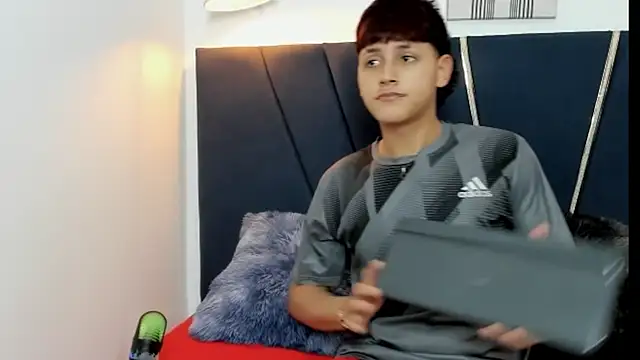 Snapshot of zeusapollofuck chatting on 09/20/25, 07:08 zeusapollofuck online show from 09/20/25, 07:08