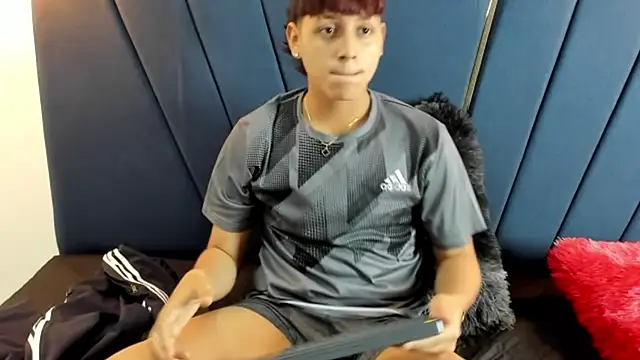 Snapshot of zeusapollofuck chatting on 09/12/25, 10:09 zeusapollofuck online show from 09/12/25, 10:09