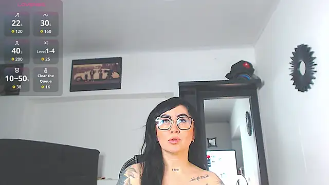 Snapshot of Vicky_hotmilf chatting on 05/08/26, 08:18 Vicky hotmilf online show from 05/08/26, 08:18