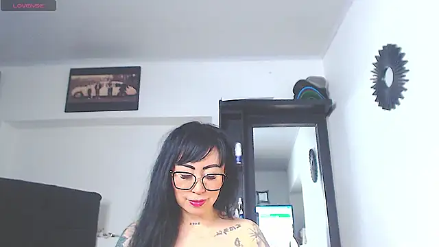 Snapshot of Vicky_hotmilf chatting on 05/27/26, 01:07 Vicky hotmilf online show from 05/27/26, 01:07