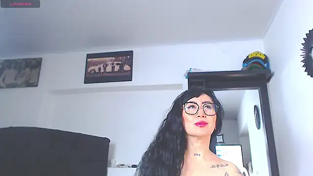 Snapshot of Vicky_hotmilf chatting on 06/12/26, 08:34 Vicky hotmilf online show from 06/12/26, 08:34