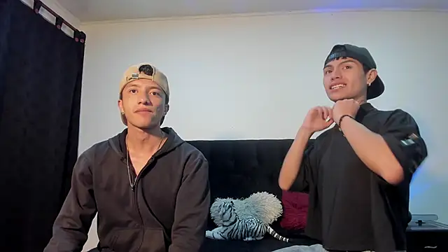 mhatias  online show from 10/31/25, 05:37