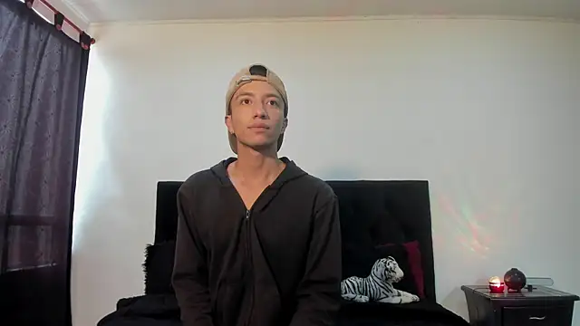 mhatias  online show from 11/17/25, 04:00