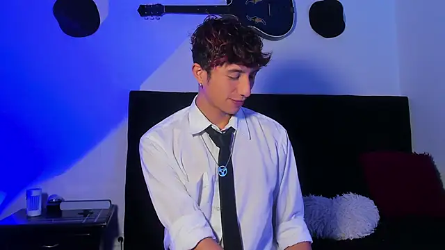 mhatias  online show from 04/13/26, 04:27