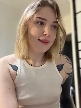 Snapshot of elliss_ chatting on 10/24/25, 03:11 elliss online show from 10/24/25, 03:11