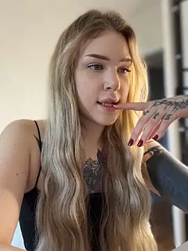 Snapshot of elliss_ chatting on 09/17/25, 06:15 elliss online show from 09/17/25, 06:15