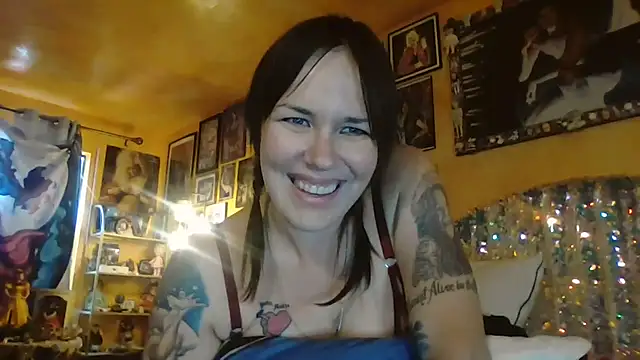 Snapshot of pinkmoonboots chatting on 09/14/25, 07:03 pinkmoonboots online show from 09/14/25, 07:03