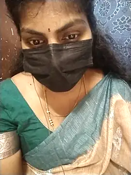 Snapshot of Nithiila chatting on 10/28/25, 07:18 Nithiila online show from 10/28/25, 07:18