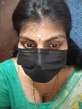 Snapshot of Nithiila chatting on 10/09/25, 04:40 Nithiila online show from 10/09/25, 04:40