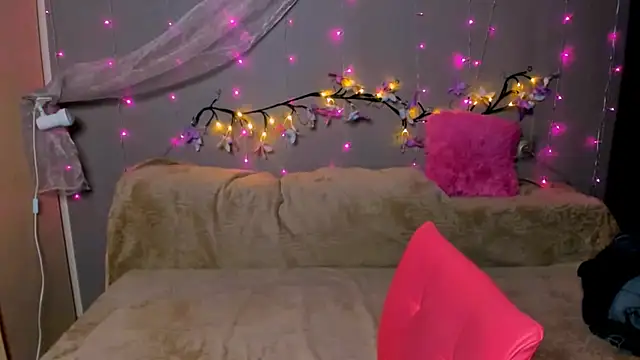 Snapshot of Kitty_Mila chatting on 12/18/25, 11:03 Kitty Mila online show from 12/18/25, 11:03