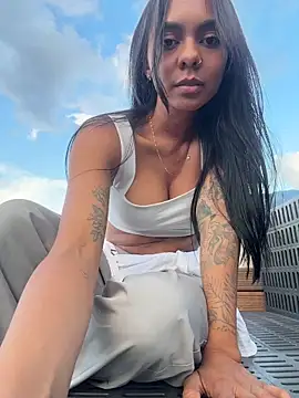 GiorgiaLuxee online show from 12/17/25, 10:15