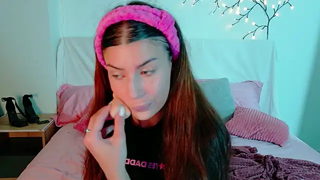 Snapshot of Bella_Davis_love chatting on 12/04/25, 01:04 Bella Davis love online show from 12/04/25, 01:04