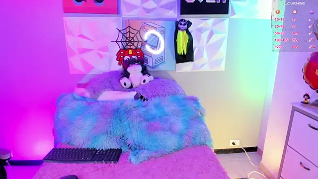 LindaWz  online show from 10/28/25, 04:02