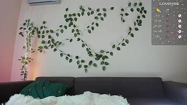 Snapshot of MollyDollz chatting on 11/11/25, 01:28 MollyDollz online show from 11/11/25, 01:28