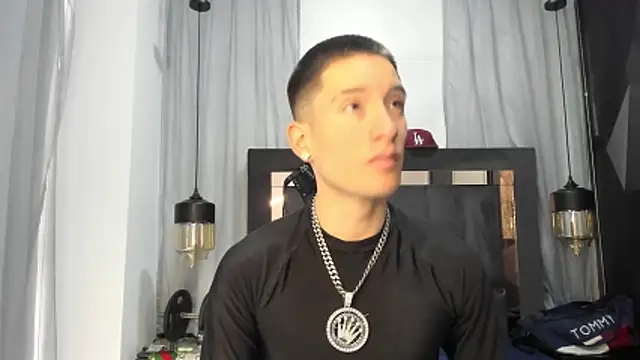 Snapshot of HunterHeat_ chatting on 04/15/26, 01:37 HunterHeat online show from 04/15/26, 01:37