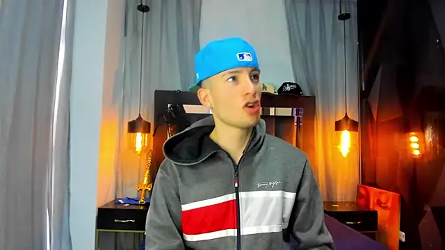 Snapshot of HunterHeat_ chatting on 12/21/25, 11:45 HunterHeat online show from 12/21/25, 11:45