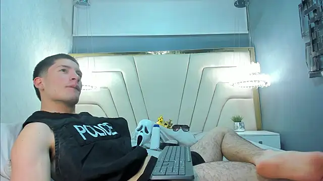 Snapshot of HunterHeat_ chatting on 09/21/25, 12:10 HunterHeat online show from 09/21/25, 12:10