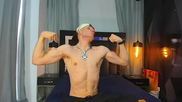 Snapshot of HunterHeat_ chatting on 12/19/25, 06:21 HunterHeat online show from 12/19/25, 06:21