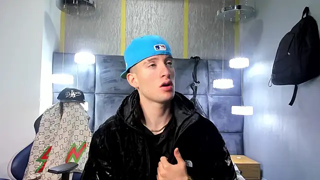 Snapshot of HunterHeat_ chatting on 03/18/26, 12:51 HunterHeat online show from 03/18/26, 12:51