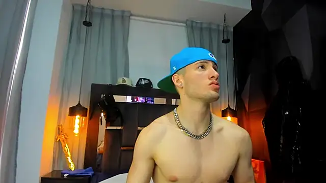 Snapshot of HunterHeat_ chatting on 12/22/25, 08:09 HunterHeat online show from 12/22/25, 08:09