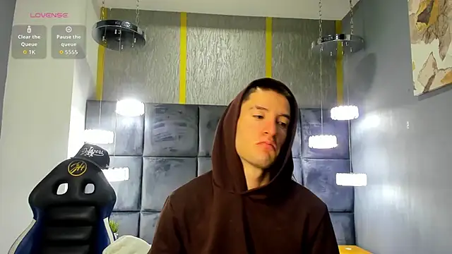 Snapshot of HunterHeat_ chatting on 03/12/26, 11:36 HunterHeat online show from 03/12/26, 11:36