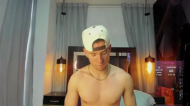 Snapshot of HunterHeat_ chatting on 12/20/25, 11:35 HunterHeat online show from 12/20/25, 11:35