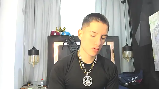 Snapshot of HunterHeat_ chatting on 04/11/26, 12:53 HunterHeat online show from 04/11/26, 12:53