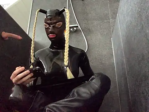 latexluisa online show from 12/21/25, 12:29