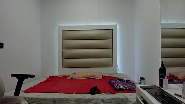 Luna and lindsy online show from 11/24/25, 10:48