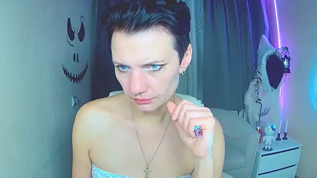 AvaSaturnian online show from 10/29/25, 01:43