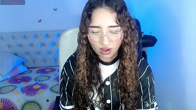 Snapshot of sasha_17_ chatting on 09/15/25, 03:23 sasha 17 online show from 09/15/25, 03:23