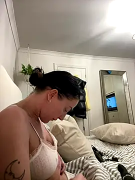 Snapshot of Remirosee chatting on 12/13/25, 08:04 Remirosee online show from 12/13/25, 08:04