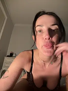 Snapshot of Remirosee chatting on 11/18/25, 09:29 Remirosee online show from 11/18/25, 09:29