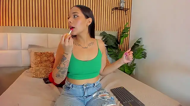 Roseaurora online show from 10/08/25, 12:39