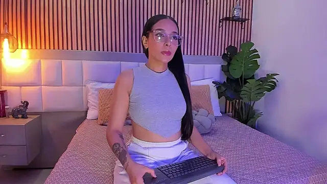 Roseaurora online show from 10/30/25, 12:36