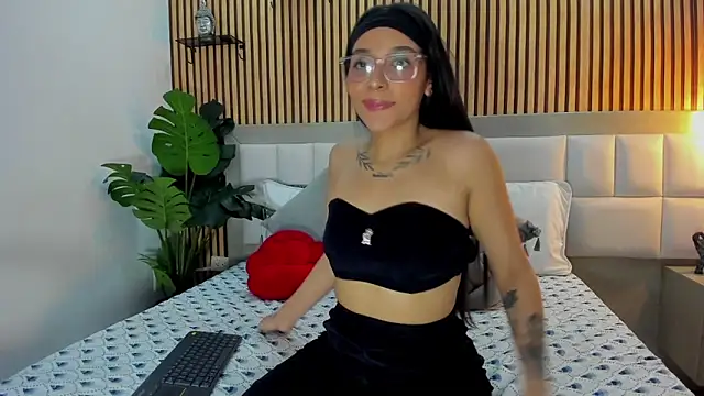 Roseaurora online show from 11/24/25, 12:49