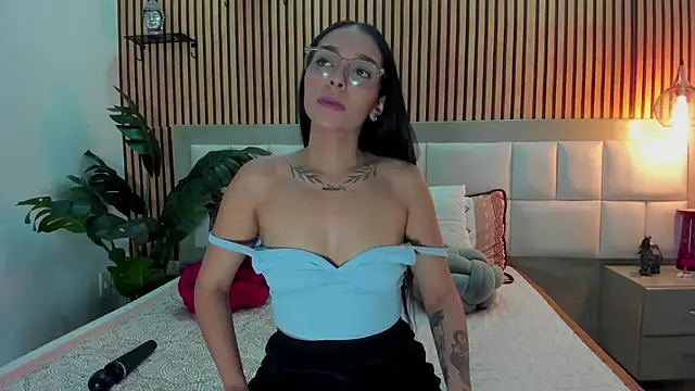 Roseaurora online show from 12/18/25, 01:04