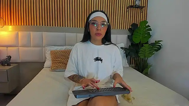 Roseaurora online show from 11/10/25, 12:32