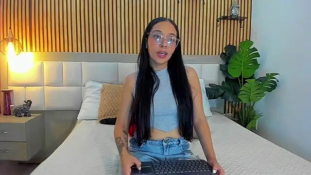 Roseaurora online show from 11/15/25, 12:42